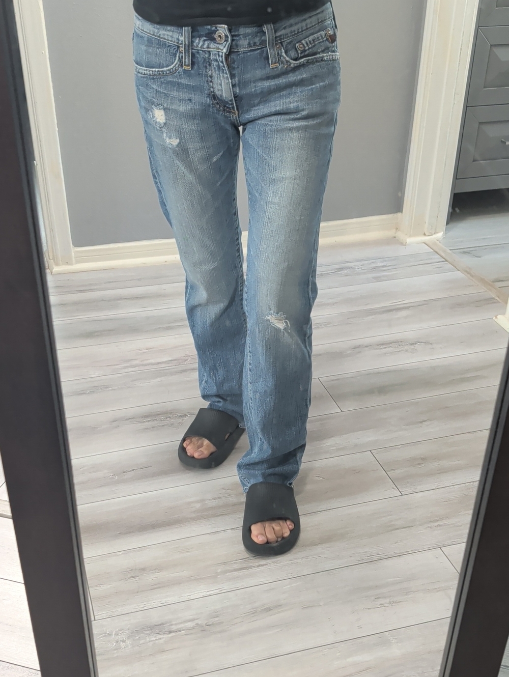 Women’s Light Blue Distressed Straight-Leg Jeans